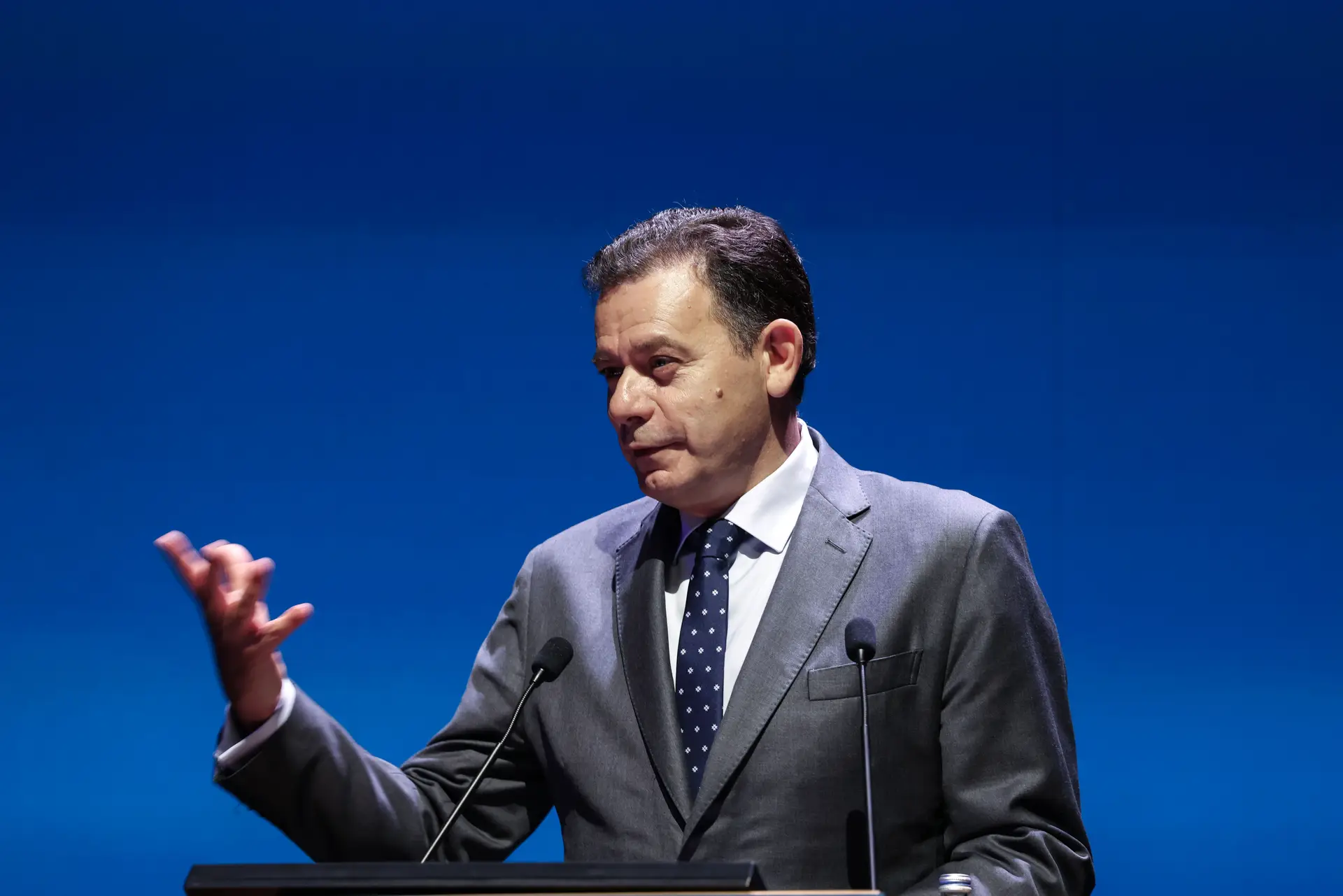 Montenegro rejeita alarmismo sobre custo de vida enquanto oposição aponta falhas ao Governo