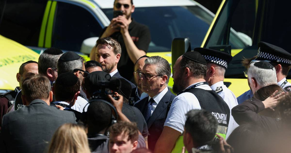 Primeiro-ministro britânico confrontado com protestos após ataque antissemita em Londres