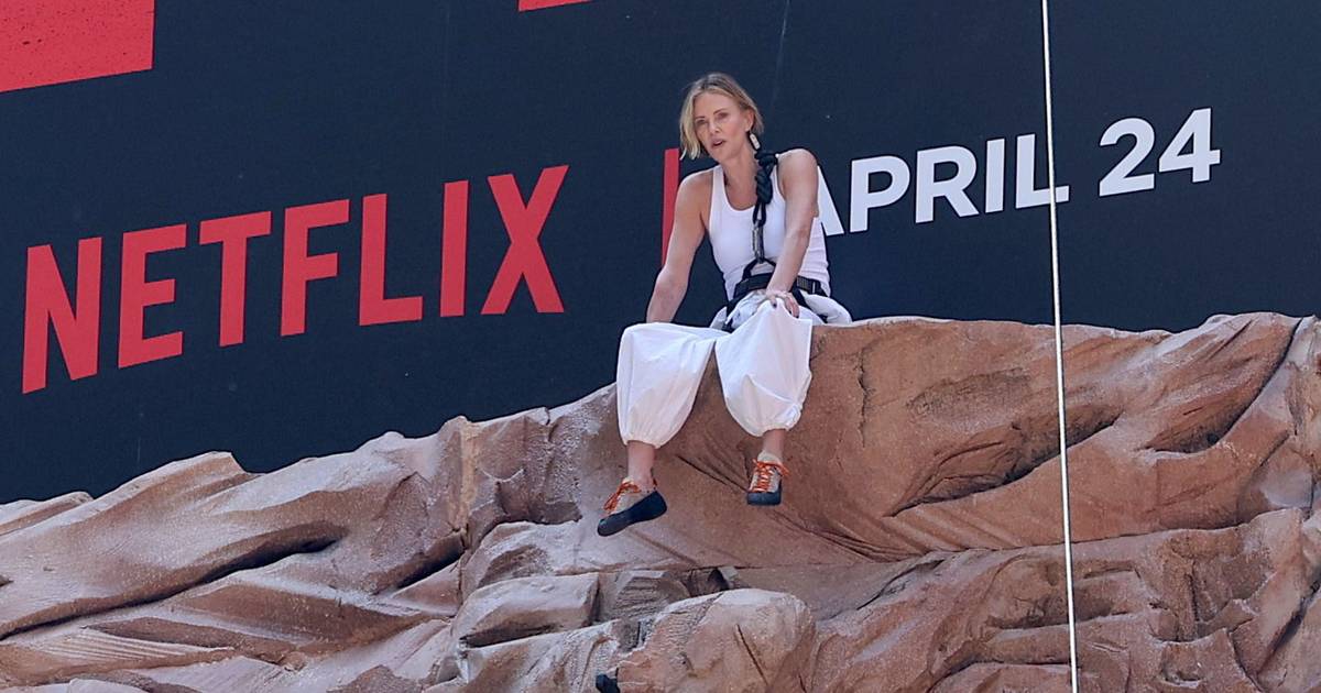 Atriz Charlize Theron escala edifício em Nova Iorque para promover novo filme