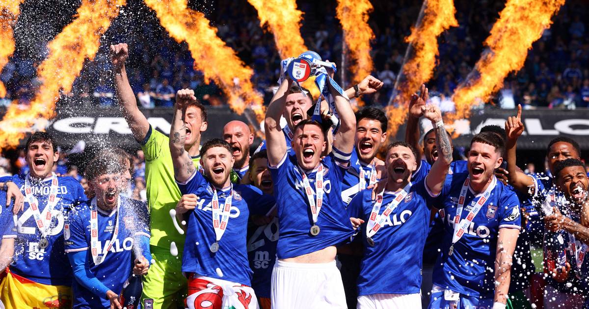 Ipswich Town regressa à Premier League um ano depois, Wrexham fora do play-off