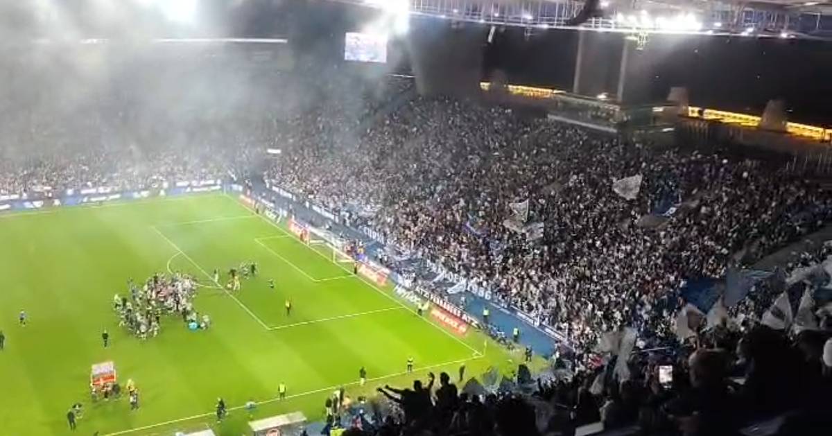 Cânticos e muita festa: Foi assim que adeptos e jogadores do FC Porto celebraram a conquista do campeonato após o apito final