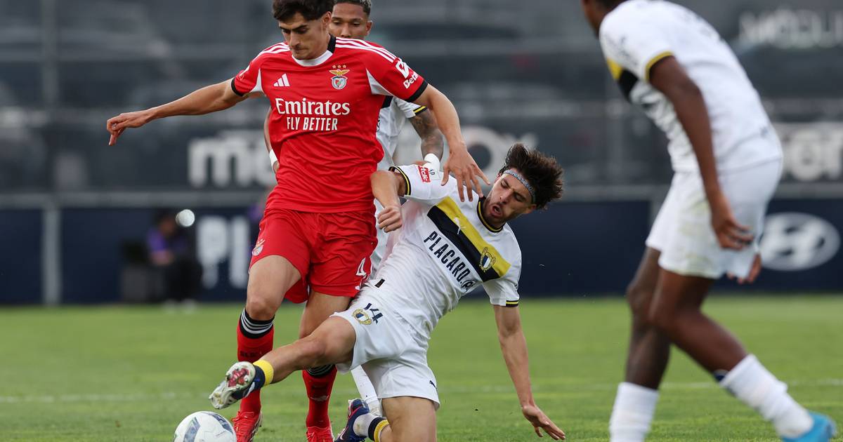 Benfica escorrega em Famalicão e oferece título 'de bandeja' ao FC Porto