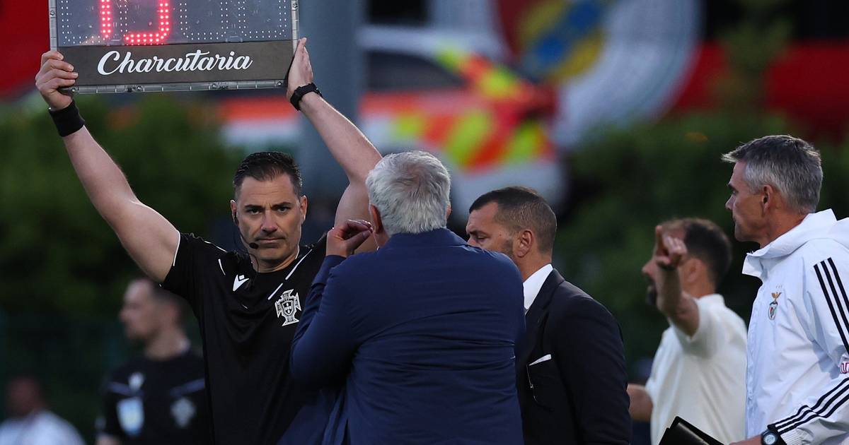Benfica oferece prémio de homem do jogo ao... árbitro