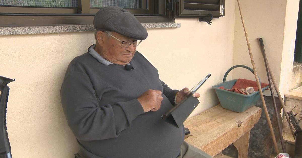 Idosos combatem isolamento com tablets: jogam e assistem à missa em direto