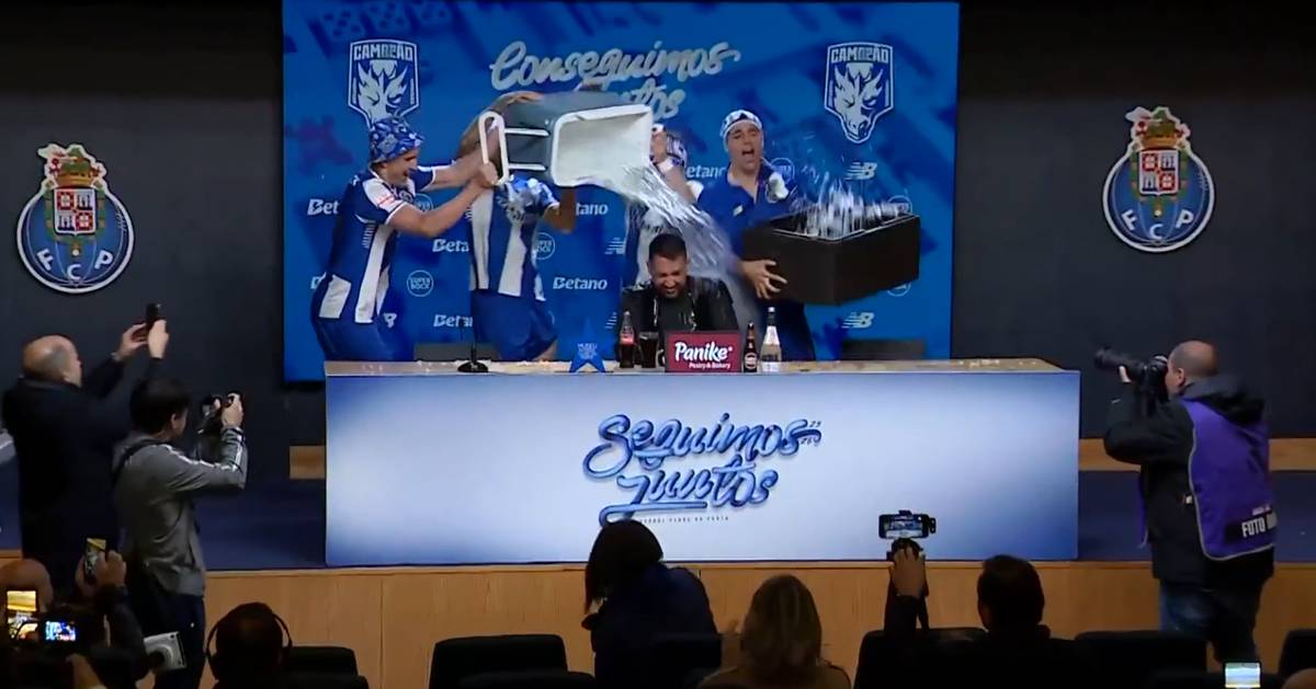 Jogadores do FC Porto surpreendem Farioli com ‘banho gelado’ durante a conferência de imprensa