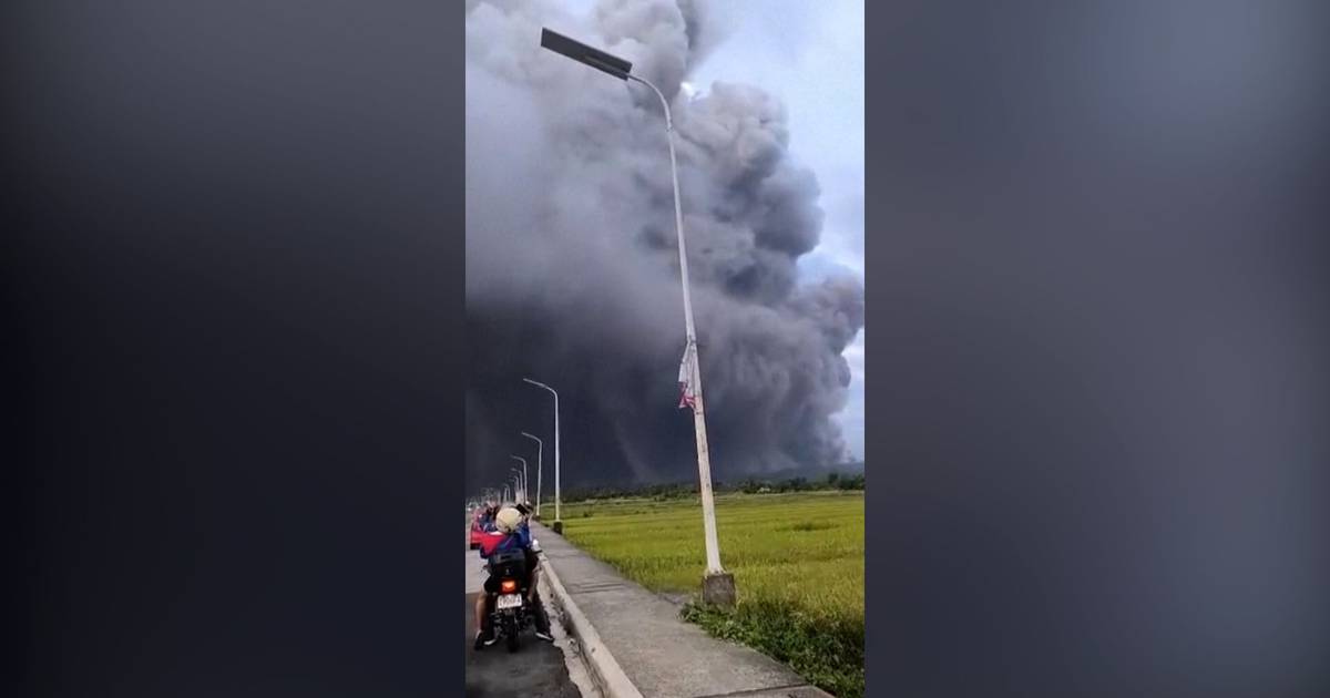 Imagens da intensa erupção do Mayon: vulcão deixou parte das Filipinas às escuras