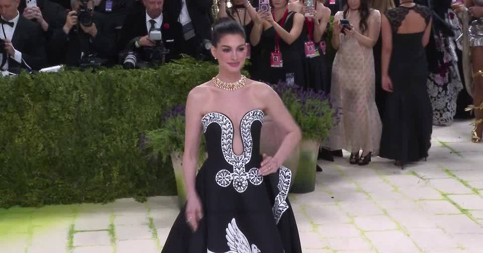 De Anne Hathaway a Sabrina Carpenter: o desfile das estrelas na passadeira vermelha da Met Gala