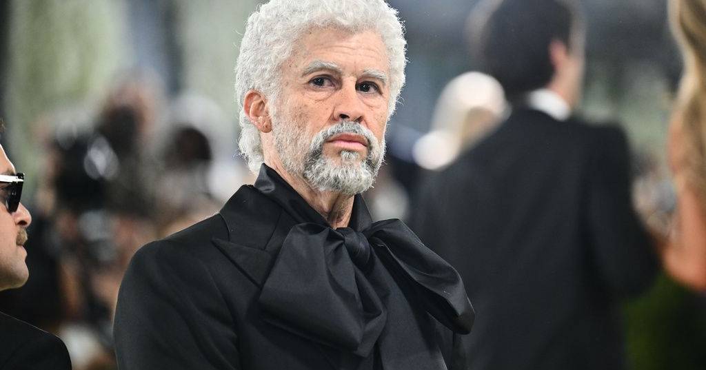 Porque é que Bad Bunny apareceu irreconhecível no Met Gala 2026? Look tem uma explicação