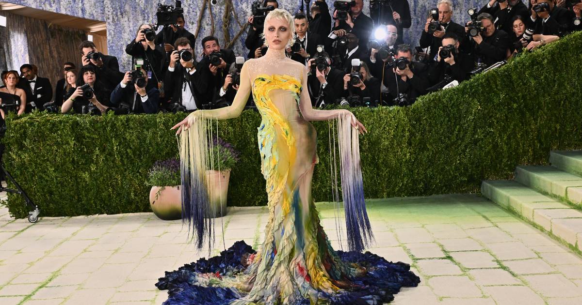 Criação do designer Miguel Castro Freitas brilha na Met Gala: Emma Chamberlain usou vestido pintado à mão