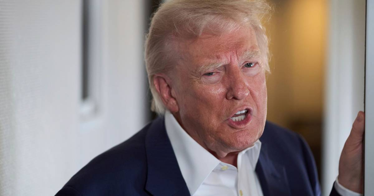 Trump acusa Papa Leão XIV de colocar católicos em perigo por ser contra a guerra com Irão