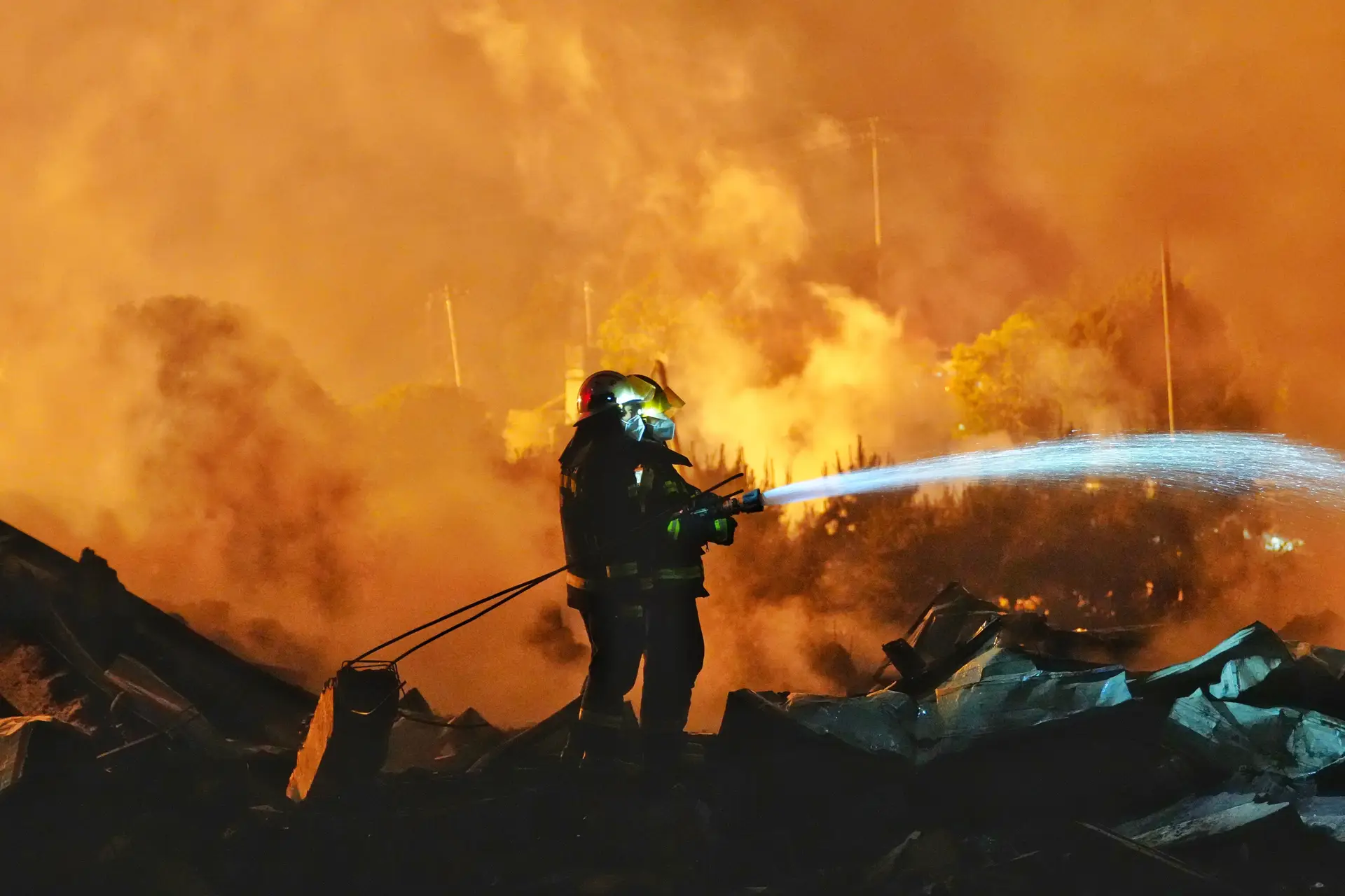 Exploso em fbrica de fogo de artifcio deixa pelo menos 21 mortos na  China - SIC Notcias