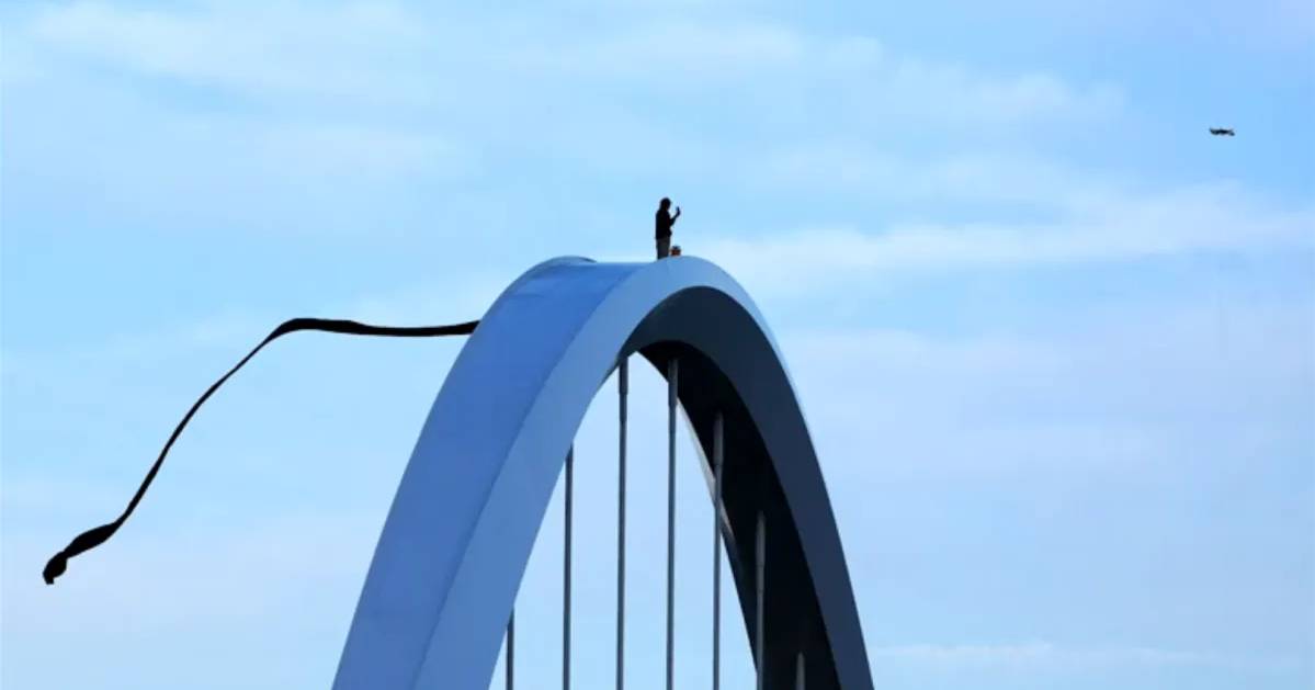 Contra a guerra no Irão: homem está há quatro dias no cimo de uma ponte em Washington