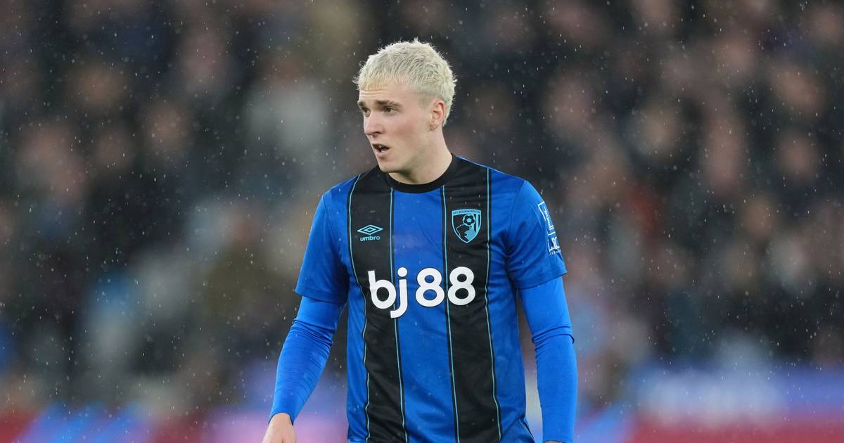 Bournemouth afasta jogador após alegadas conversas com menor nas redes sociais