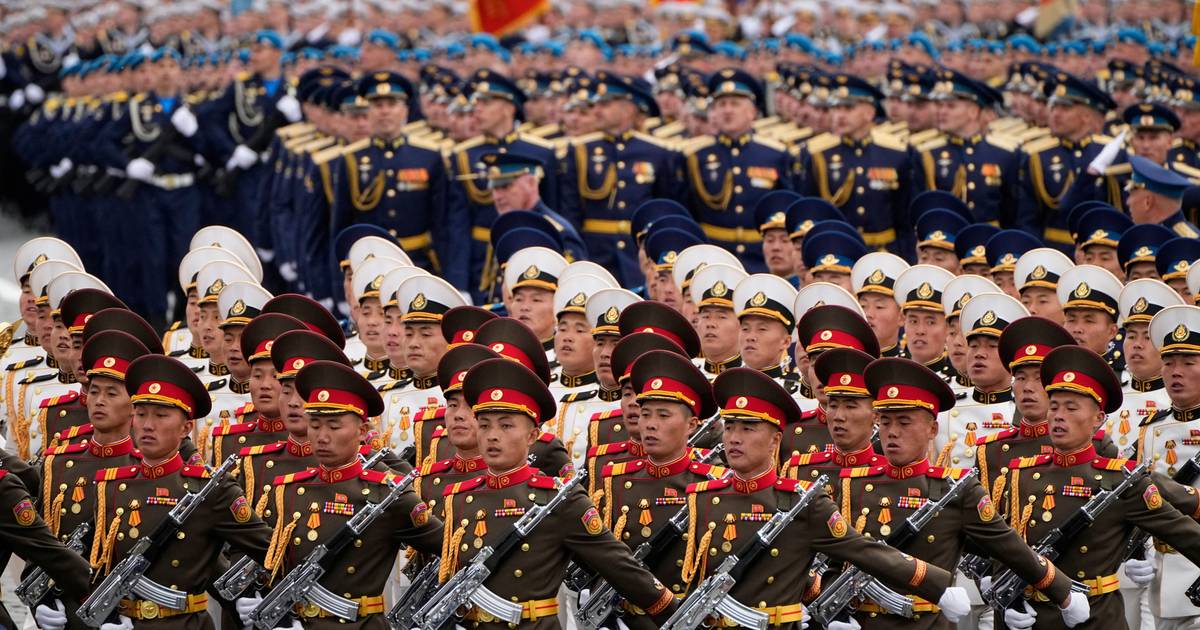 Parada com militares da Coreia do Norte e um arsenal bélico apenas em imagens: como a Rússia celebrou o Dia da Vitória