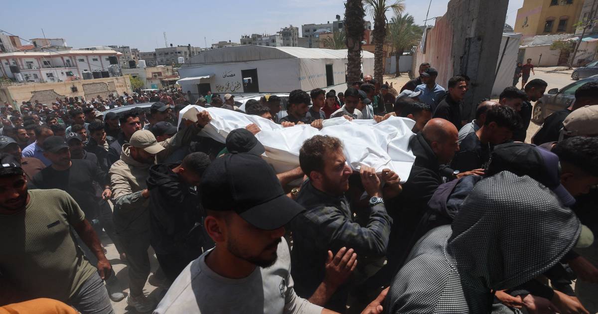 Israel intensifica ataques em Gaza apesar de cessar-fogo, dois polícias mortos num ataque aéreo