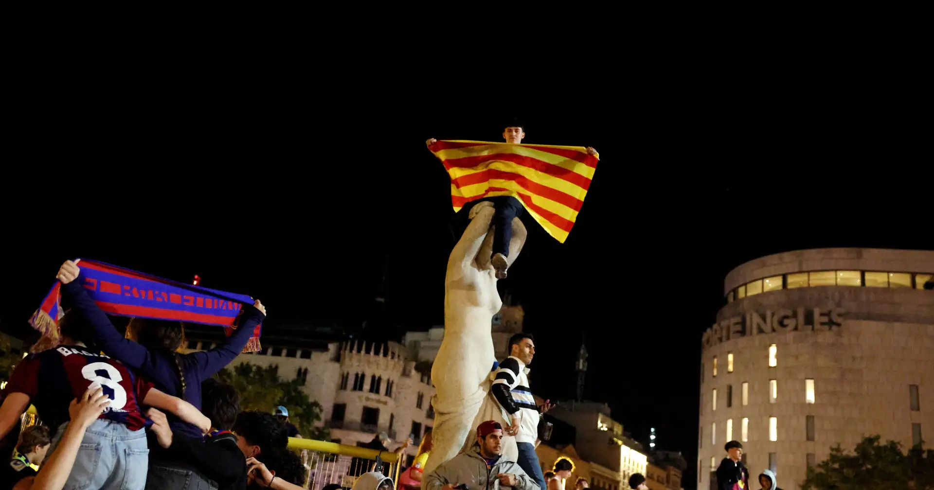 FC Barcelona celebra título: as imagens da festa com milhares de adeptos na Praça da Catalunha
