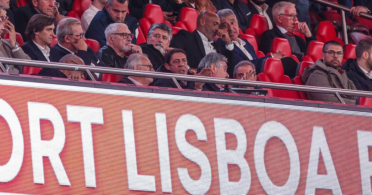 Assobios e pedidos de demissão vindos das bancadas abafados pelas colunas do Estádio da Luz