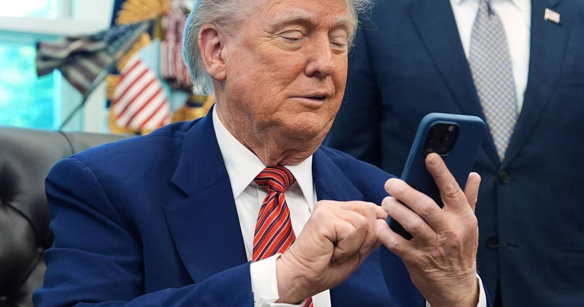 Trump partilha autoelogios e imagens falsas na sua rede social