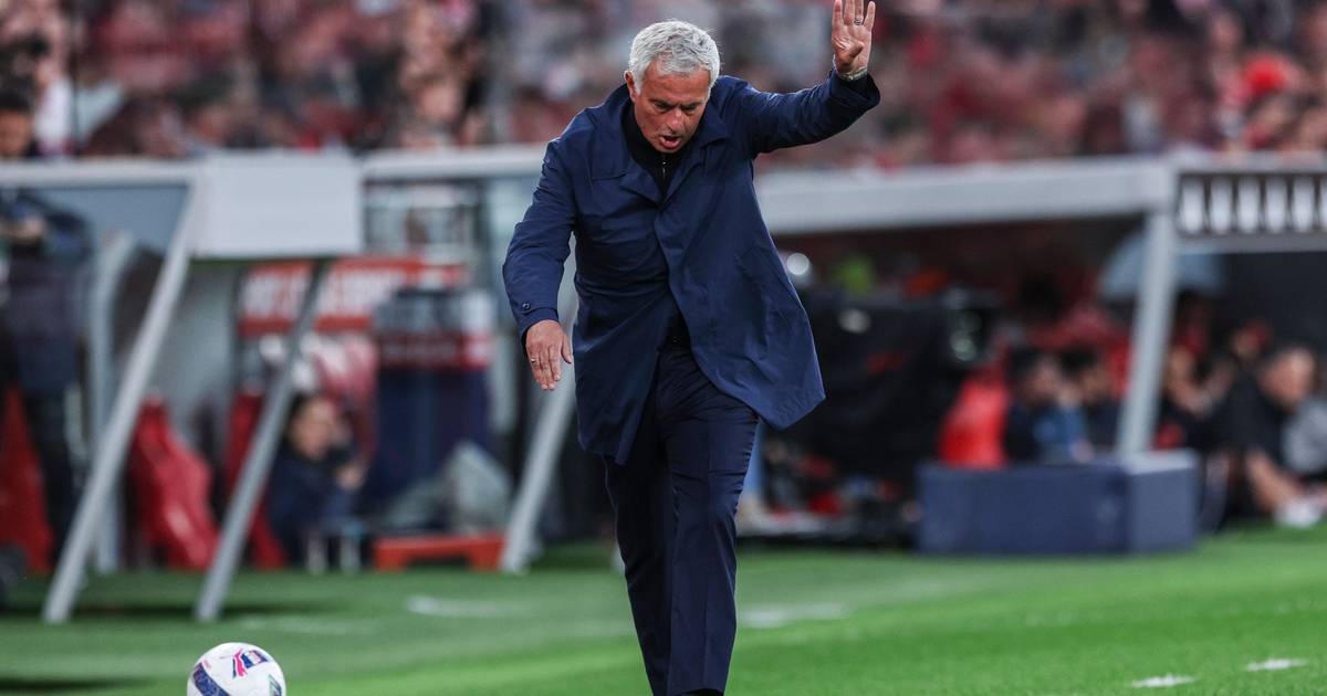 “É um grupo com o qual me diverti muito”: Mourinho já fala no passado, mas nega contactos com outros clubes
