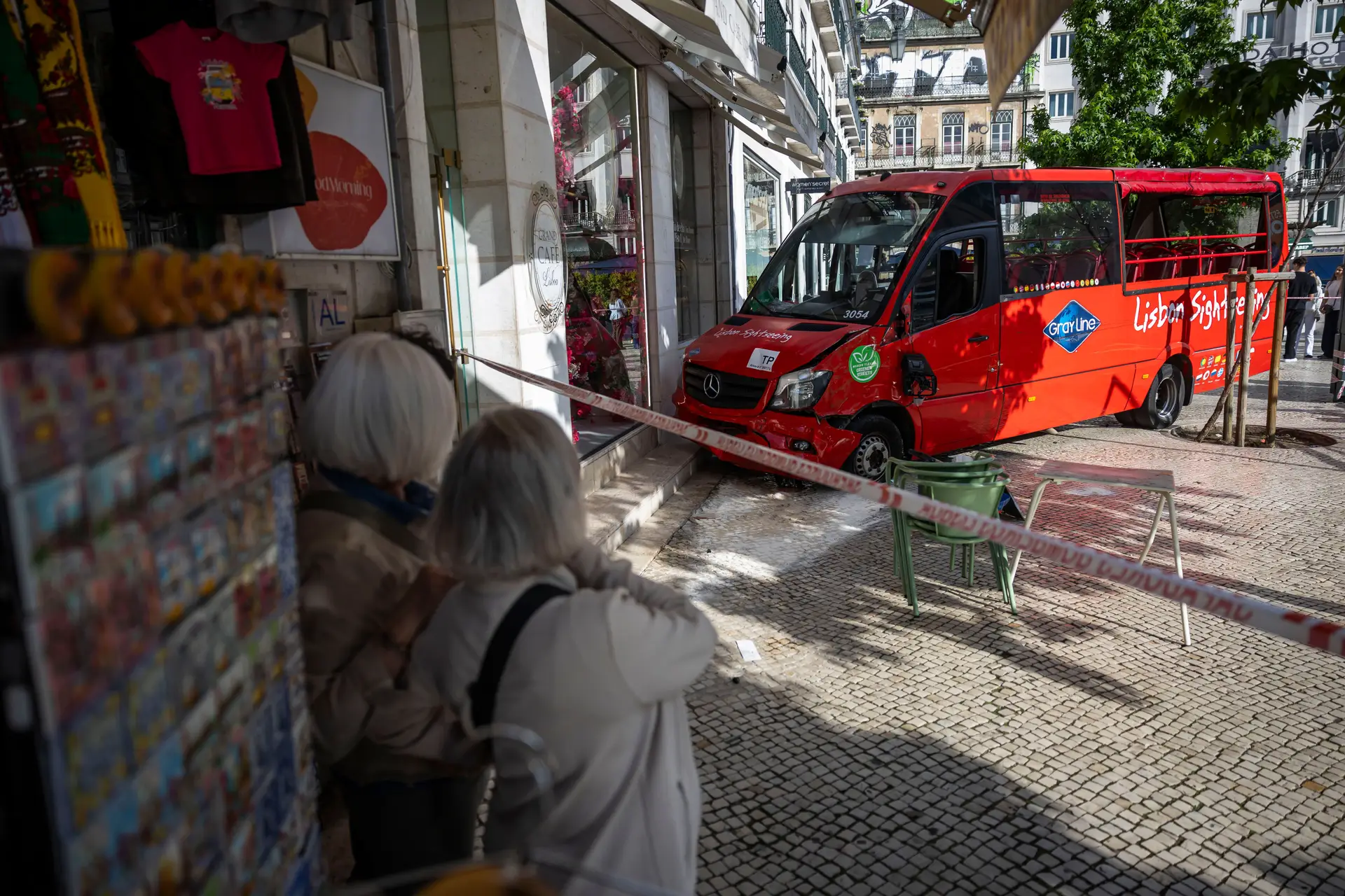 Despiste de Autocarro em Lisboa: Três Feridos e Danos no Centro — image 6