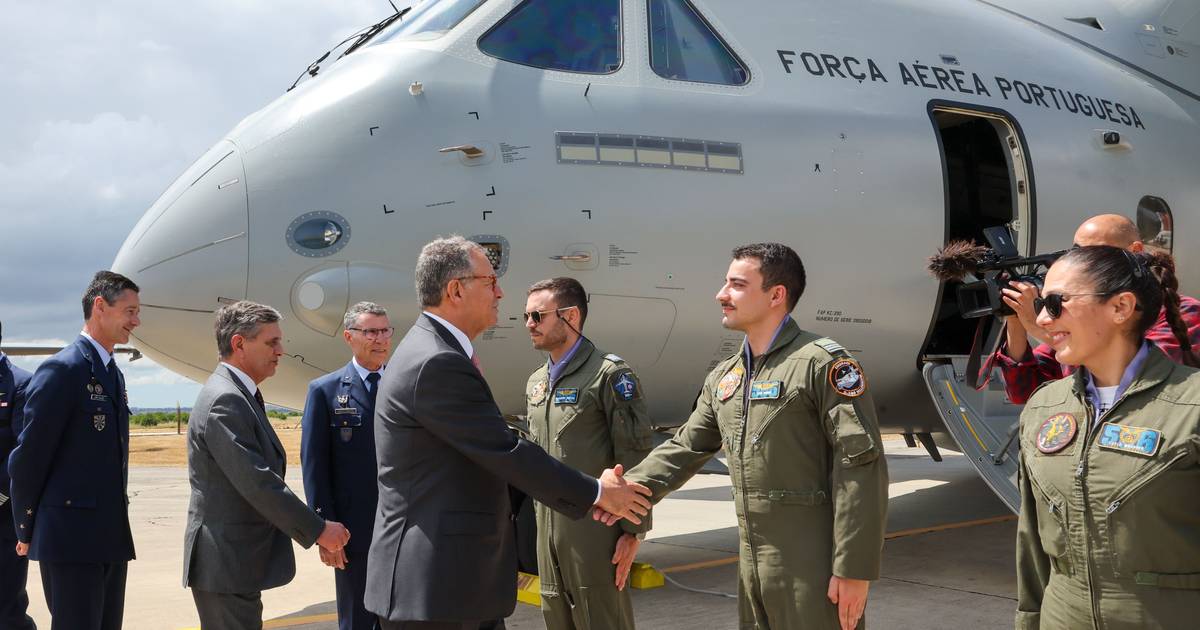 Seguro elogia Força Aérea em visita: “Neste momento de incerteza mundial tenho a certeza de que está à altura da missão”