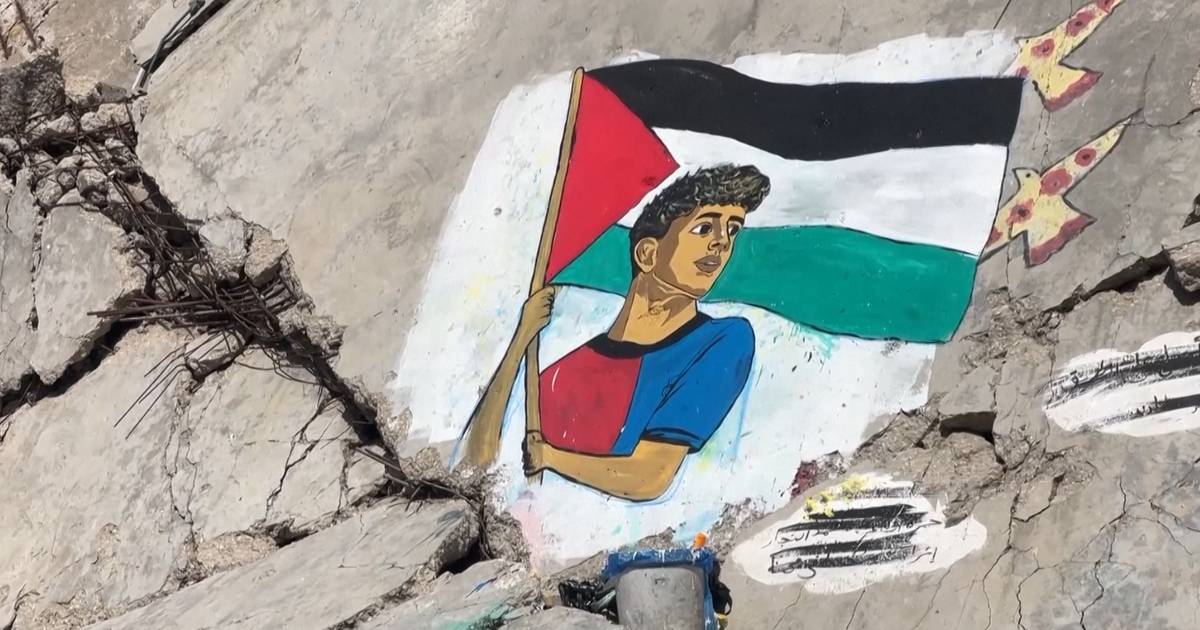 Artistas pintam mural de Lamine Yamal com bandeira da Palestina em Gaza