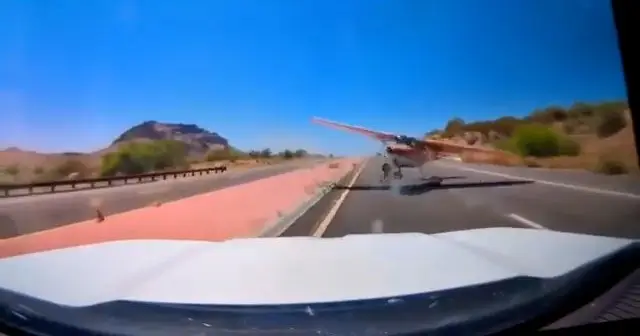 Vídeo do momento: avioneta aterra de emergência em autoestrada nos EUA e quase colide com viatura