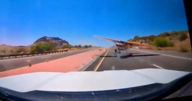 Vídeo do momento: avioneta aterra de emergência em autoestrada e quase colide com viatura