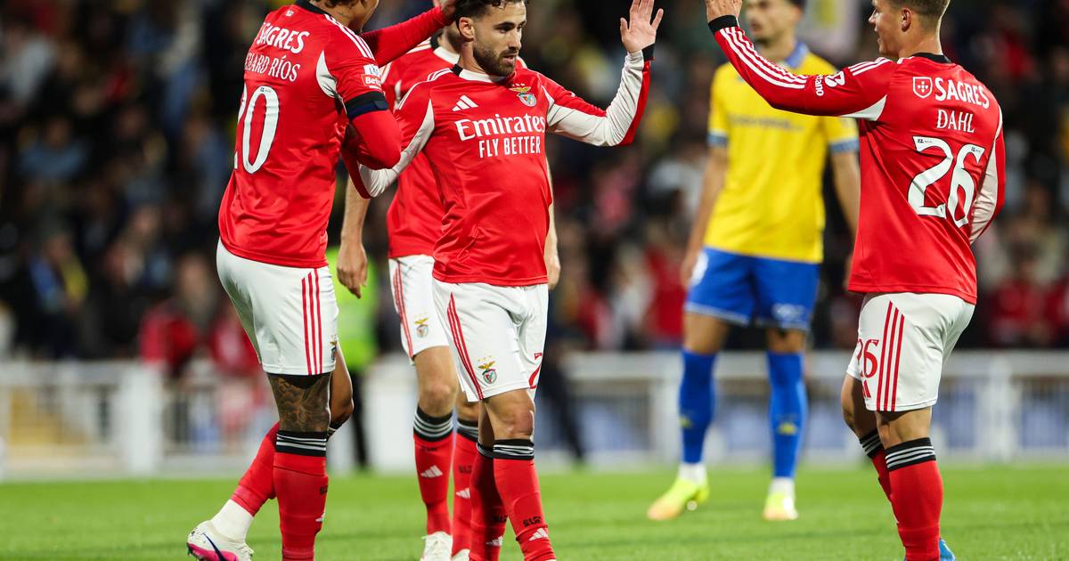 Benfica bate Estoril, termina o campeonato invicto, mas não escapa ao terceiro posto