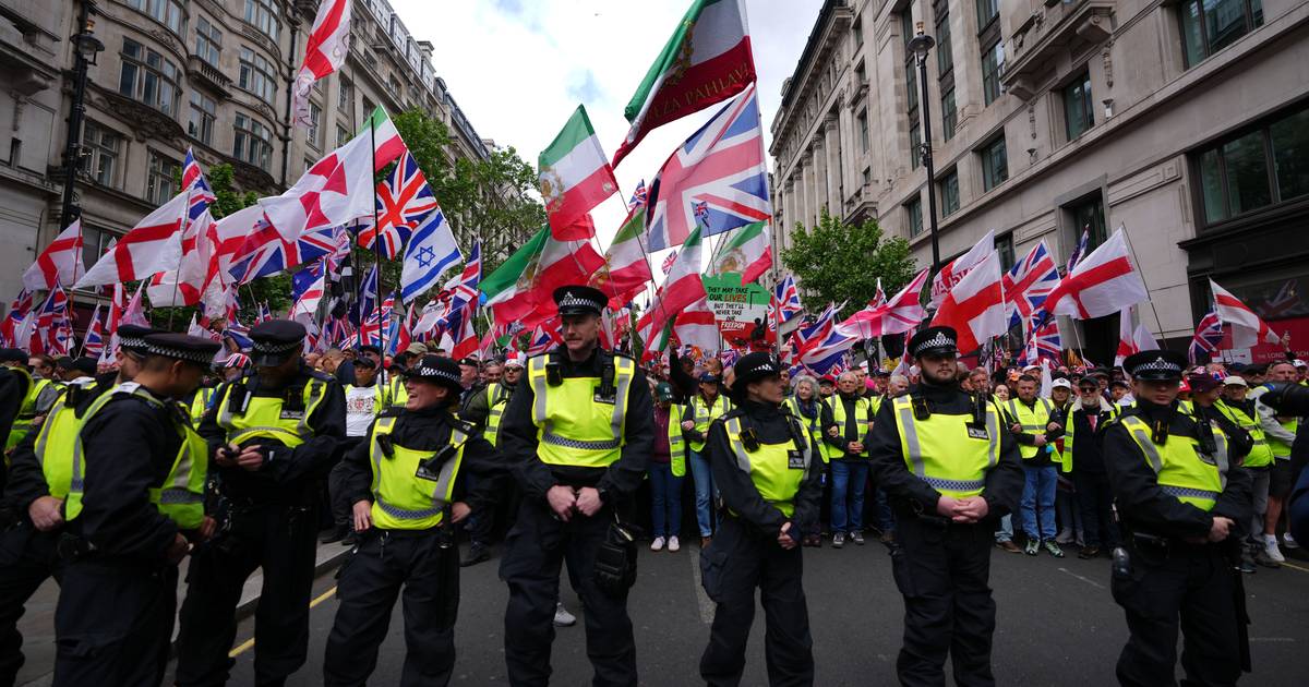 Mais de 30 detidos em Londres em dois protestos opostos, um pró-Palestina e outro da extrema-direita