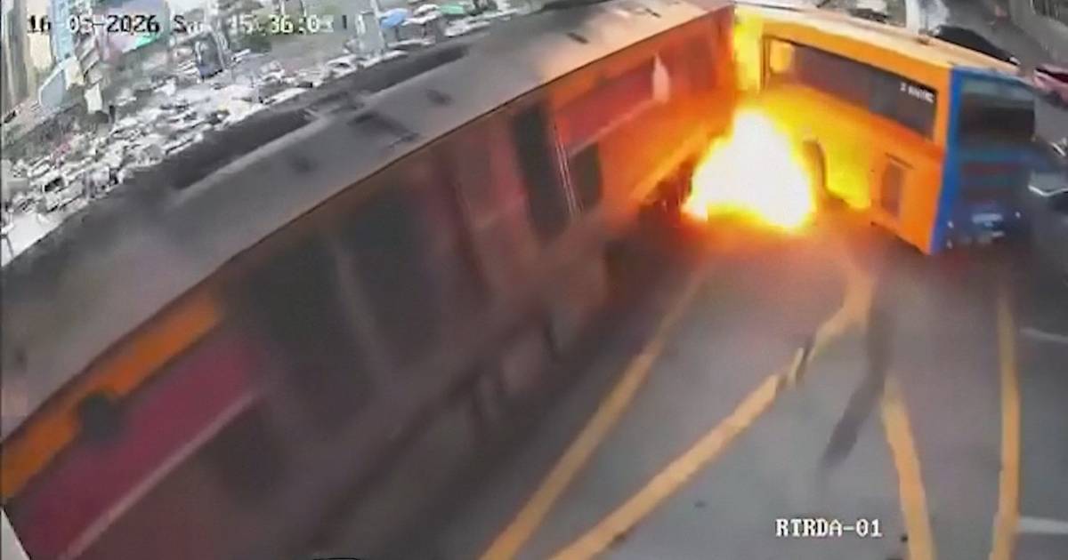 Pelo menos oito mortos após colisão entre comboio e autocarro na Tailândia