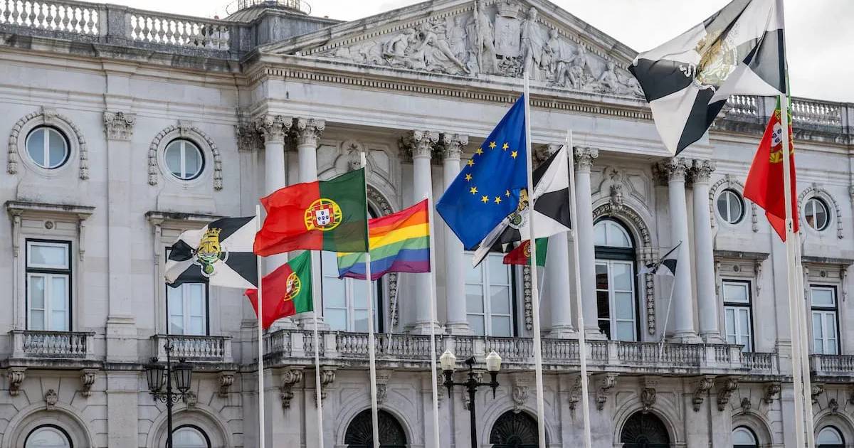 Seguro devolve ao Parlamento decreto sobre bandeiras em edif