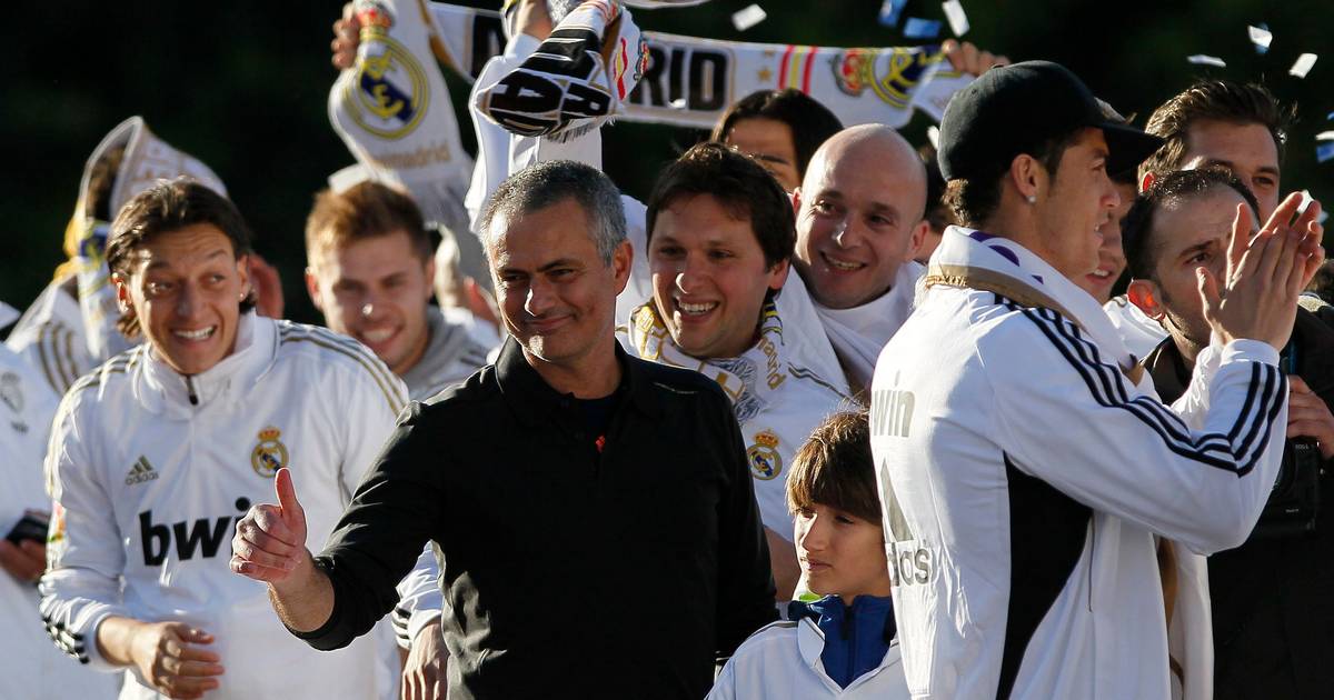 Real Madrid oficializa contratação de José Mourinho