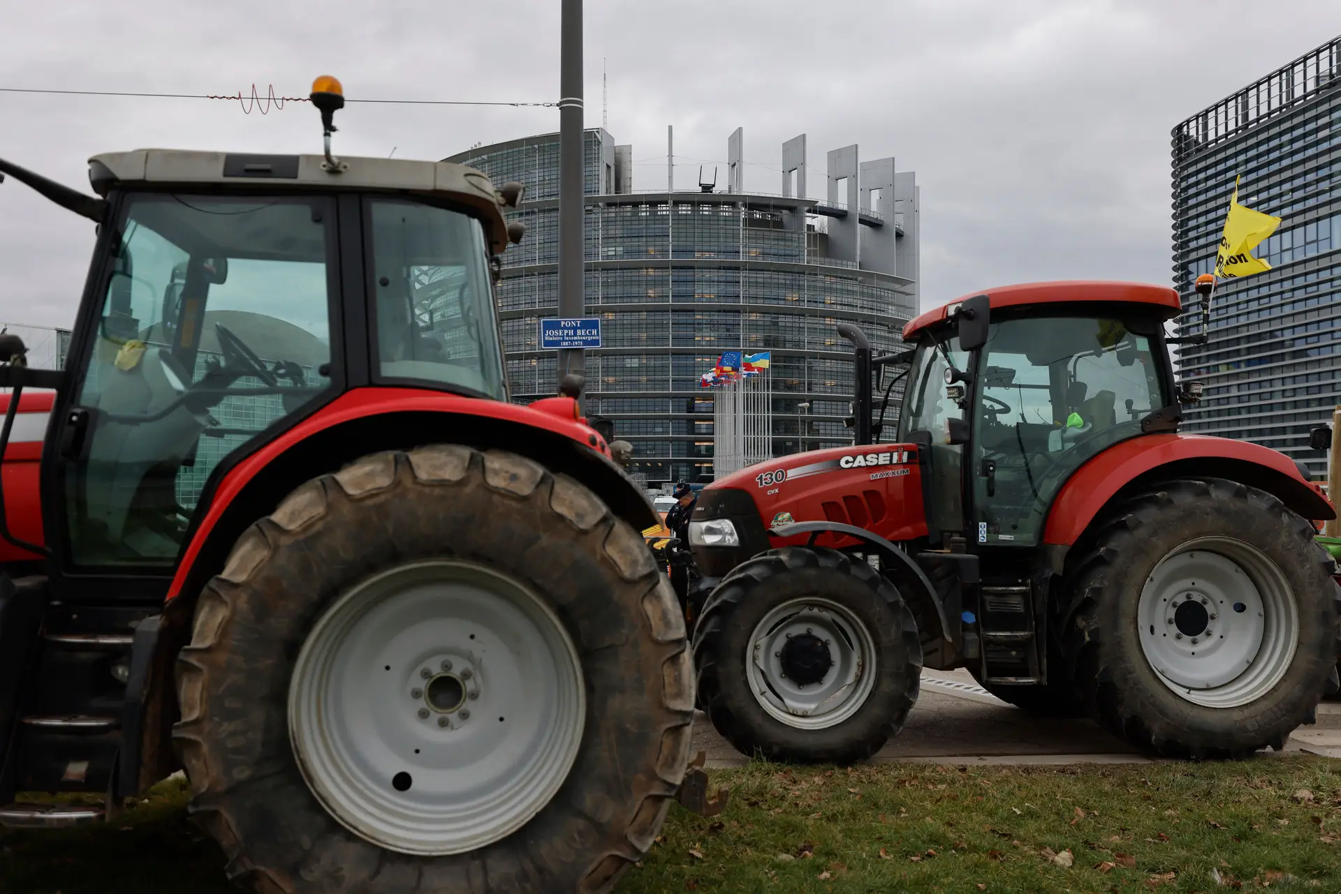 Agricultores exigem respostas para crise de fertilizantes em protesto frente ao Parlamento Europeu