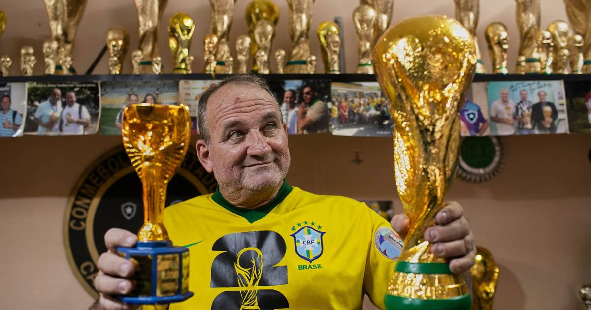 Artesão do Rio de Janeiro produz réplicas da Taça do Mundial há mais de 30 anos