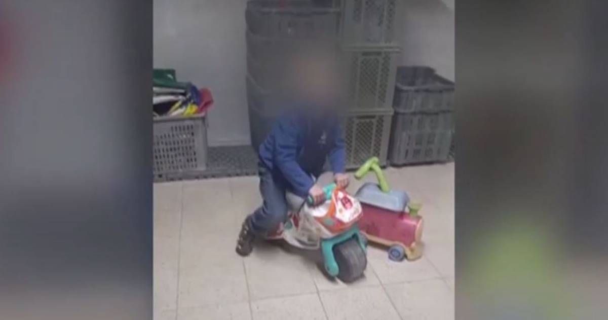 Novas imagens mostram crianças francesas a comer e a brincar após terem sido encontradas em Alcácer