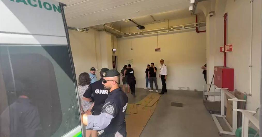 Mãe de crianças abandonadas chega ao Tribunal de Setúbal a cantar; Padrasto grita “amo-vos”