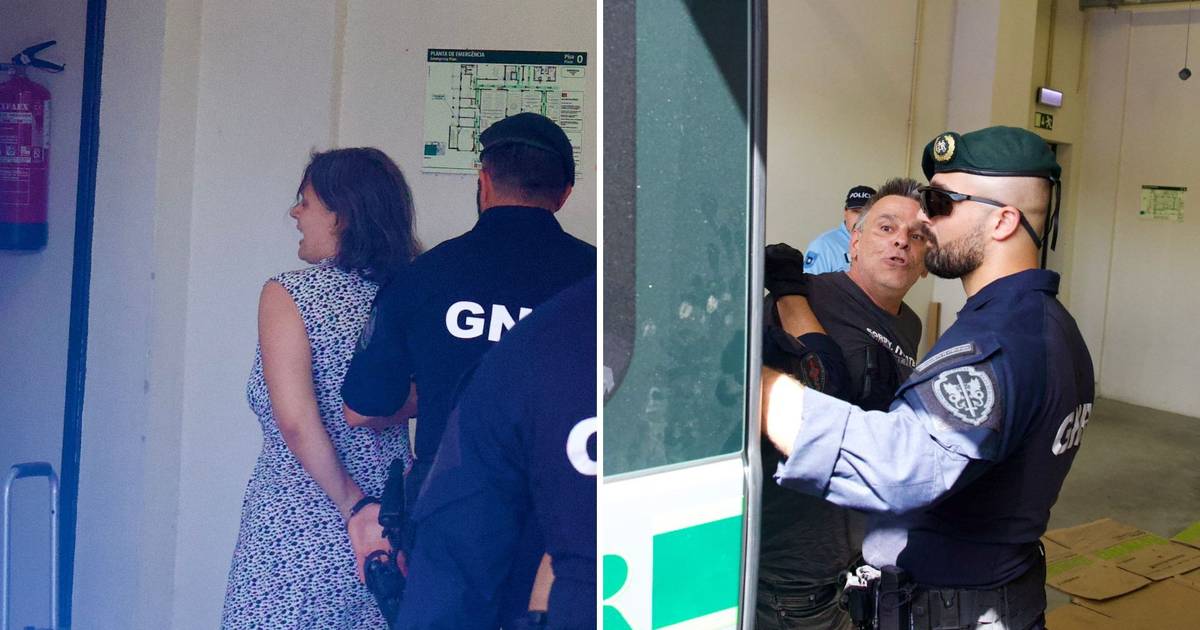 A chegada (a cantar) da mãe e do padrasto das crianças francesas à chegada ao Tribunal de Setúbal