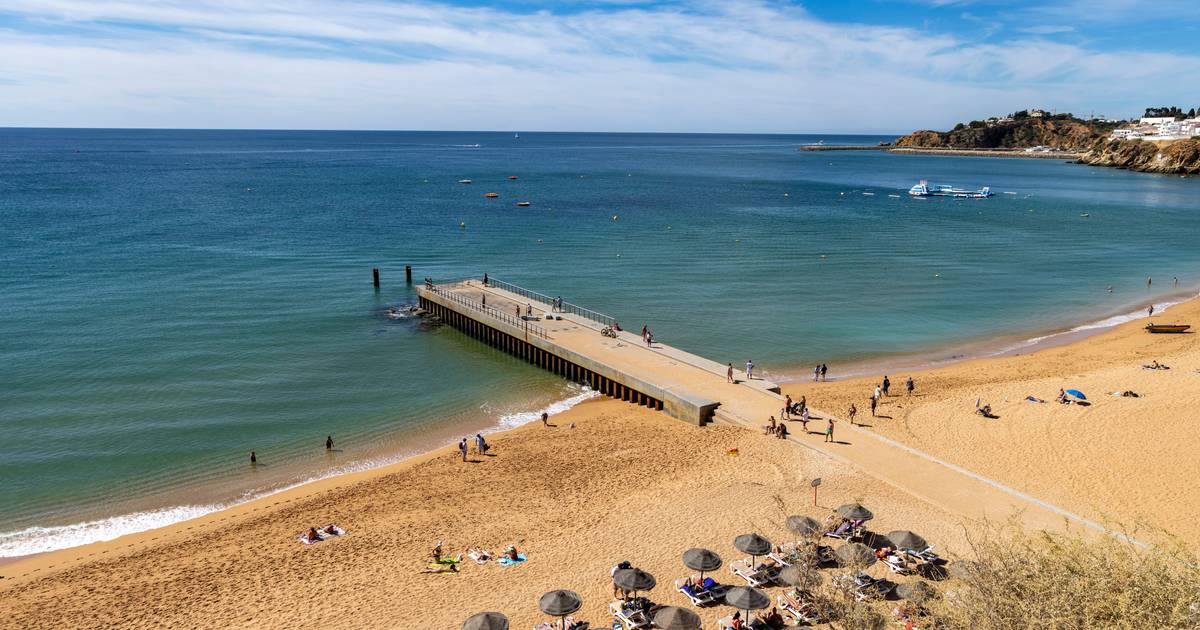 Chapéus-de-sol em frente a concessões de praia são proibidos? Concessionários pedem clarificação