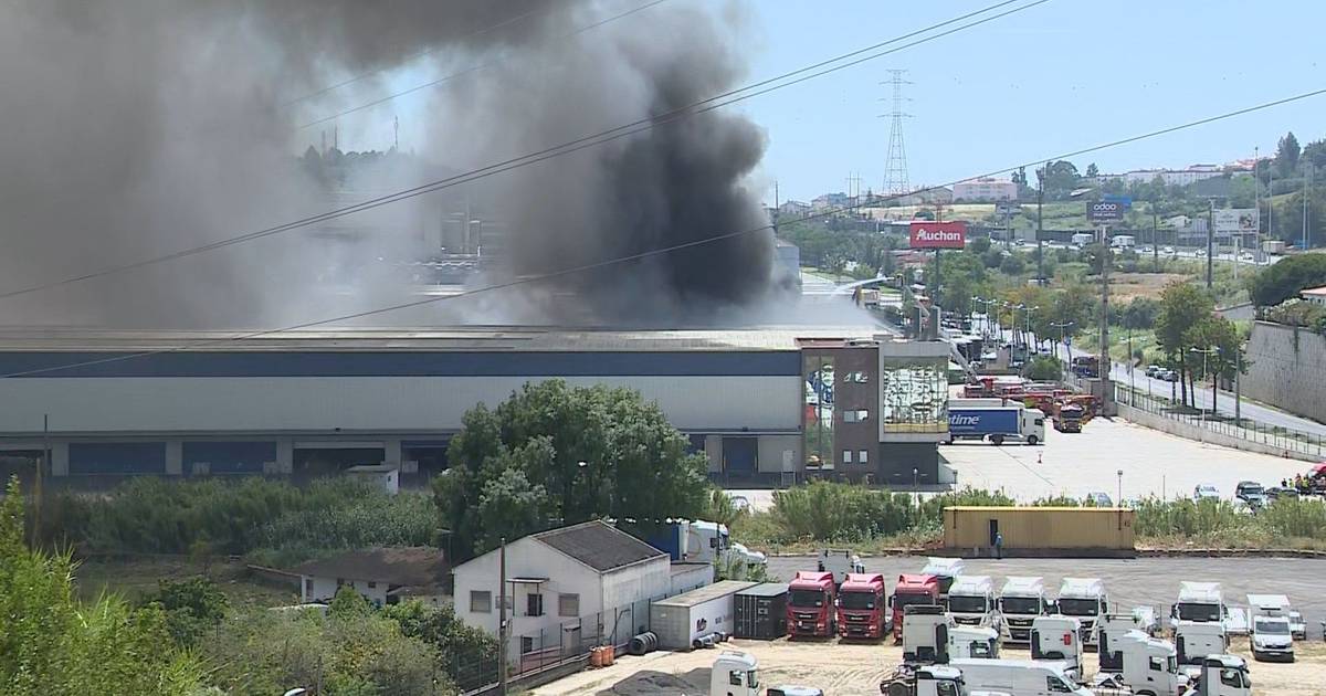 20 minutos: incêndio em armazém de Vialonga faz um bombeiro ferido