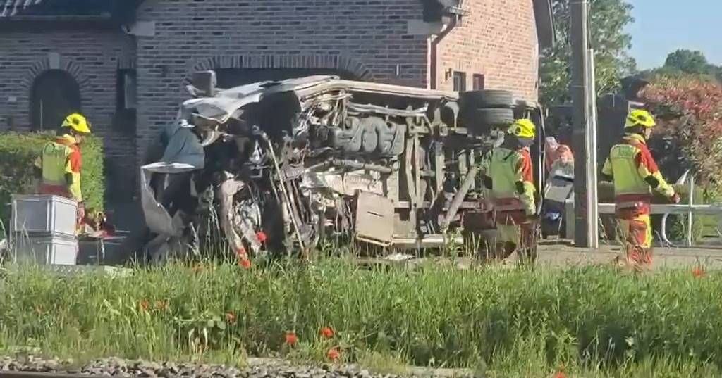 Comboio colide com autocarro escolar na Bélgica, há vários mortos