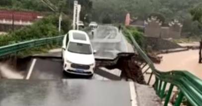 Carro cai de ponte destruída pelas cheia na China: momento registado por testemunha