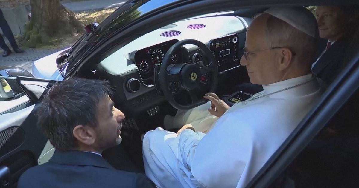 Papa Leão XIV esteve ao volante do novo modelo elétrico da Ferrari