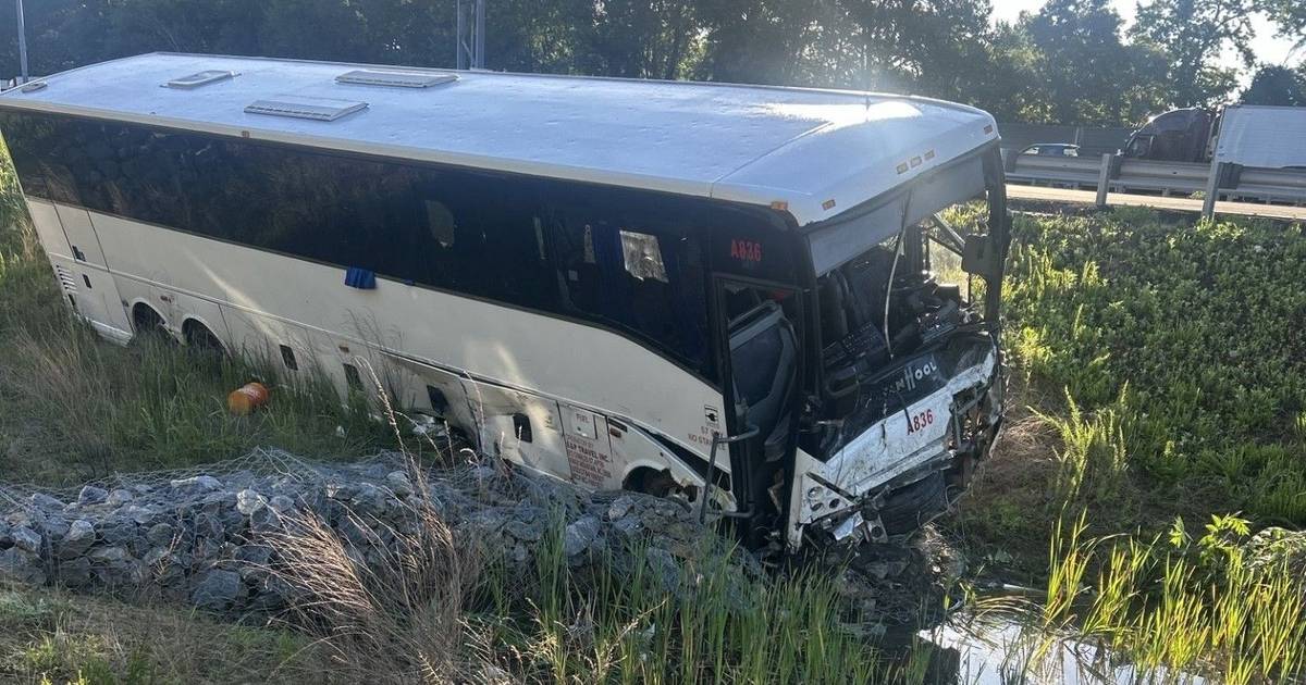 Acidente trágico nos EUA: cinco mortos e mais de 30 feridos em acidente com autocarro e vários veículos