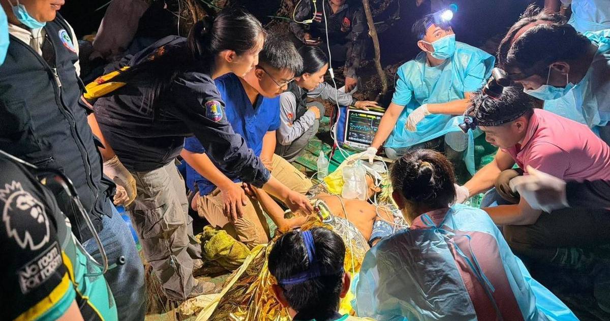 Resgate em gruta no Laos: primeiro dos cinco sobreviventes retirado com vida