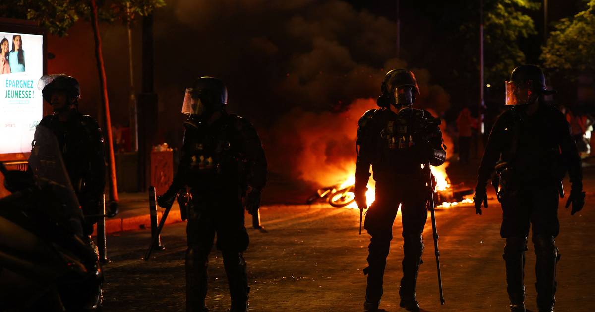 Liga dos Campeões: festa em Paris acaba com dezenas de detidos e polícia ferido