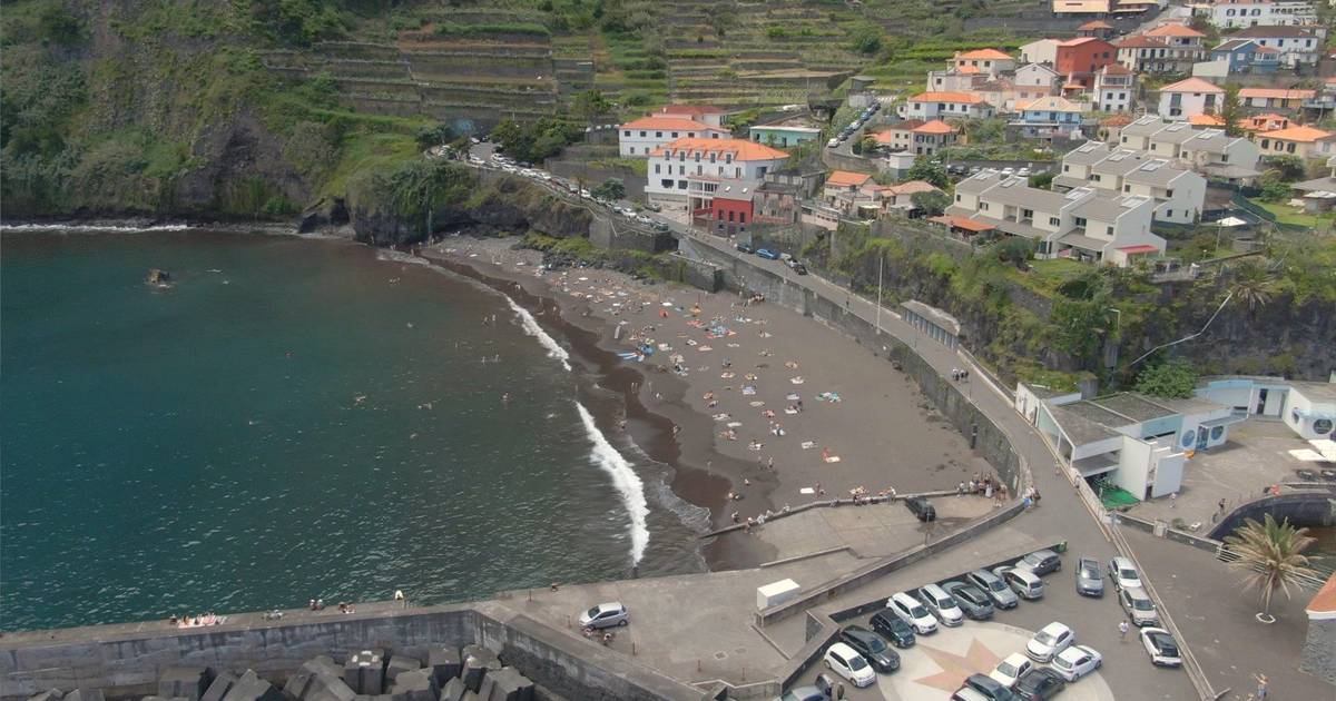 Praia do Seixal é a joia da costa norte da Madeira e atrai locais e turistas diariamente