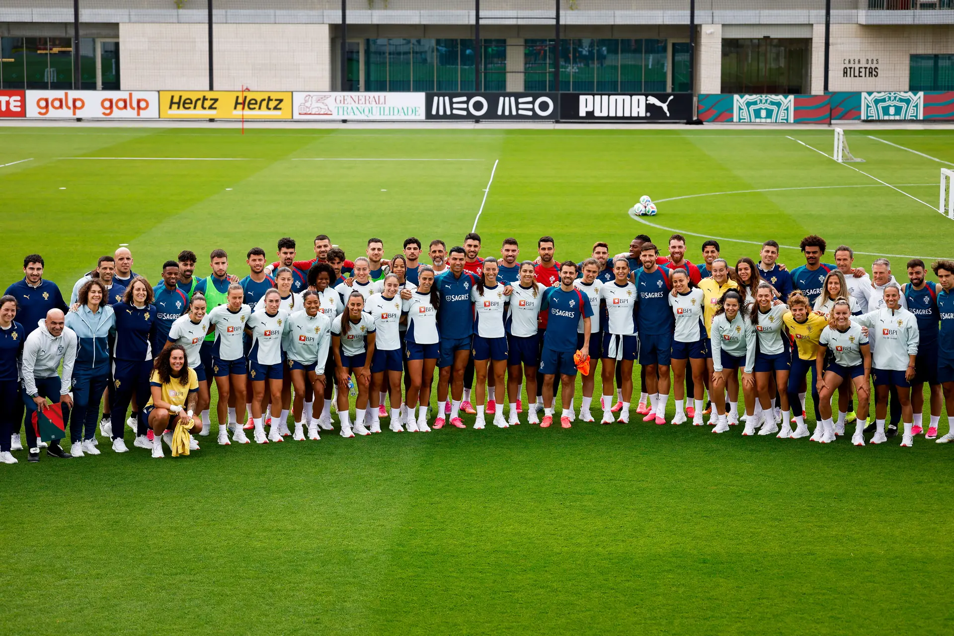 Os jogadores das seleções masculina e feminina de Portugal, tiram uma fotografia de família, durante o treino de preparação para a fase final do Mundial2026 de futebol