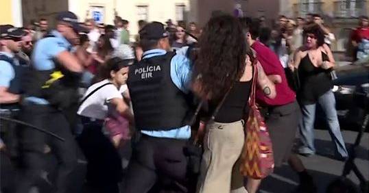 Confrontos entre polícia e manifestantes junto à Assembleia em dia de greve geral