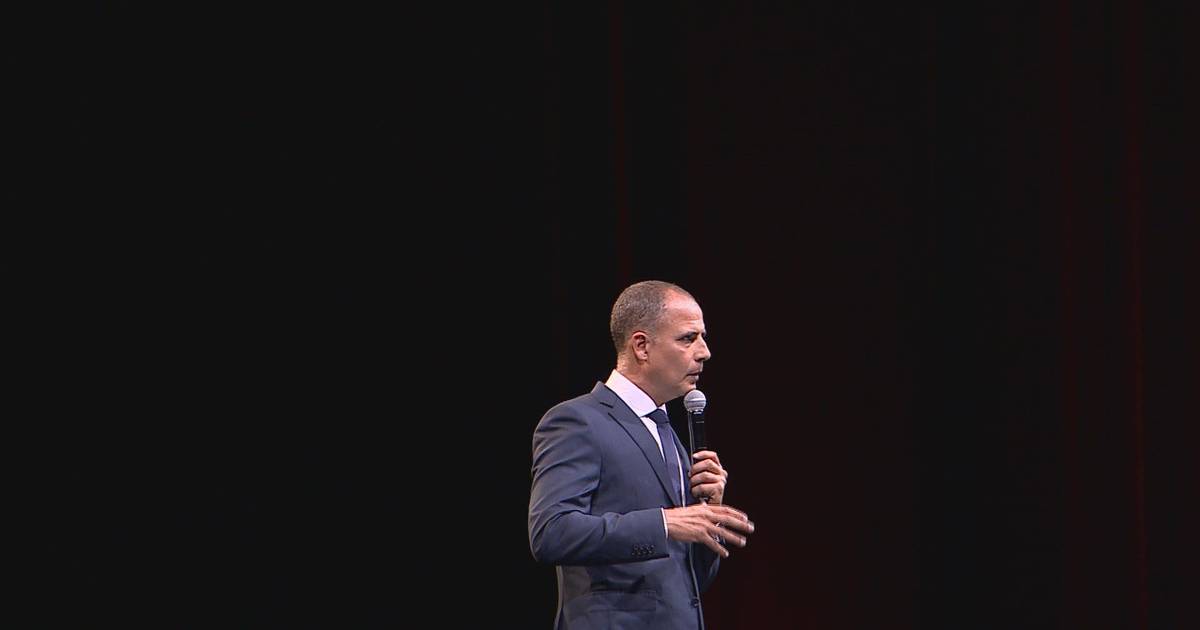 “A minha nova definição de stand-up é ‘horrível e muito giro’”: Ricardo Araújo Pereira volta a subir ao palco do MEO Arena este sábado